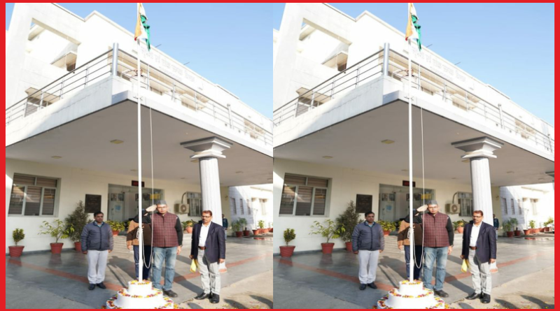गणतंत्र दिवस के पर सूचना निदेशालय में अपर निदेशक सूचना आशिष कुमार त्रिपाठी ने फहराया ध्वज