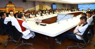 उत्तराखंड निवास में सीएम धामी से मिला भारत दर्शन शैक्षिक भ्रमण दल उत्तराखंड निवास में सीएम धामी से मिला भारत दर्शन शैक्षिक भ्रमण दल