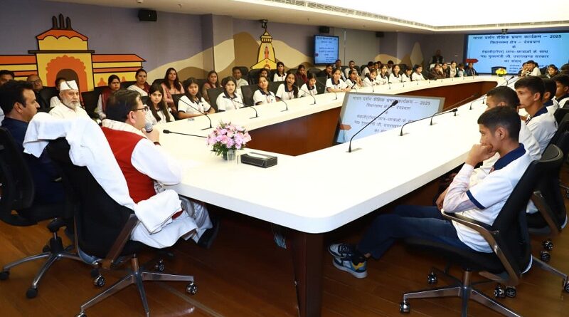 उत्तराखंड निवास में सीएम धामी से मिला भारत दर्शन शैक्षिक भ्रमण दल