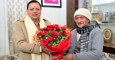सीएम धामी ने पूर्व मुख्यमंत्री भगत सिंह कोश्यारी के आवास पर पहुंचकर नववर्ष 2026 की दी शुभकामनाएं