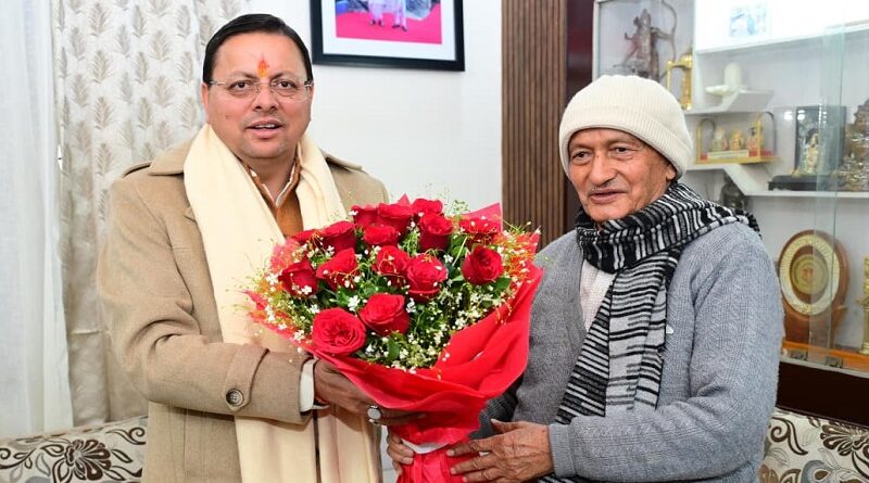 सीएम धामी ने पूर्व मुख्यमंत्री भगत सिंह कोश्यारी के आवास पर पहुंचकर नववर्ष 2026 की दी शुभकामनाएं