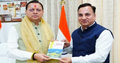 संयुक्त निदेशक के एस चौहान ने मुख्यमंत्री को भेंट की अपनी पुस्तक