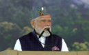 मंच पर पहाड़ी टोपी पहने नजर आए पीएम मोदी