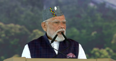 मंच पर पहाड़ी टोपी पहने नजर आए पीएम मोदी