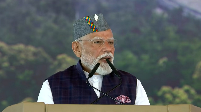 मंच पर पहाड़ी टोपी पहने नजर आए पीएम मोदी