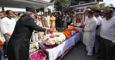 उपराष्ट्रपति सीपी राधाकृष्णन ने देहरादून पहुंचकर पूर्व सीएम बीसी खंडूड़ी को श्रद्धांजलि दी उपराष्ट्रपति सीपी राधाकृष्णन ने देहरादून पहुंचकर पूर्व सीएम बीसी खंडूड़ी को श्रद्धांजलि दी