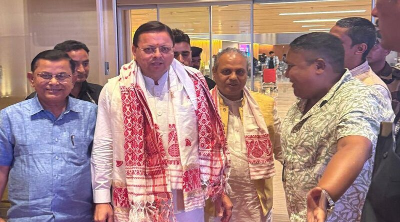 असम सरकार के शपथ ग्रहण समारोह में शामिल होने के लिए पहुंचे सीएम धामी का भाजपा कार्यकर्ताओं ने किया स्वागत