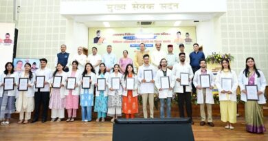 सीएम धामी ने 307 नव नियुक्त अभ्यर्थियों को सौंपे नियुक्ति पत्र, कहा- साढ़े 4 साल में 32 हजार से ज्यादा युवाओं को मिली सरकारी नौकरी सीएम धामी ने 307 नव नियुक्त अभ्यर्थियों को सौंपे नियुक्ति पत्र, कहा- साढ़े 4 साल में 32 हजार से ज्यादा युवाओं को मिली सरकारी नौकरी