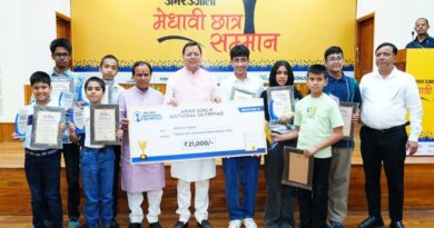 मुख्यमंत्री पुष्कर सिंह धामी ने मेधावी छात्र सम्मान समारोह में उत्तराखंड बोर्ड के मेधावी छात्रों को सम्मानित किया