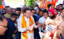 भाजपा की जीत पर भाजपा कार्यालय पहुंचे सीएम धामी, खाई झालमुड़ी