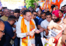 भाजपा की जीत पर भाजपा कार्यालय पहुंचे सीएम धामी, खाई झालमुड़ी