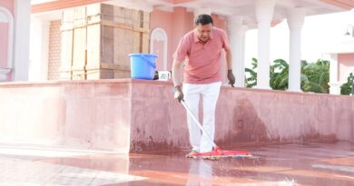 सीएम धामी ने पूर्णागिरि मंदिर में चलाया स्वच्छता अभियान, “एक पेड़ मां के नाम” के तहत किया पौधरोपण सीएम धामी ने पूर्णागिरि मंदिर में चलाया स्वच्छता अभियान, “एक पेड़ मां के नाम” के तहत किया पौधरोपण