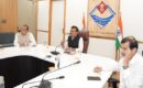 मुख्य सचिव ने सचिवालय में जिलाधिकारियों के साथ वीडियो कॉन्फ्रेंसिंग के माध्यम से बैठक ली