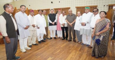 मुख्यमंत्री से पूर्व विधायकों ने की शिष्टाचार भेंट, सर्वाधिक कार्यकाल के लिए दी बधाई मुख्यमंत्री से पूर्व विधायकों ने की शिष्टाचार भेंट, सर्वाधिक कार्यकाल के लिए दी बधाई