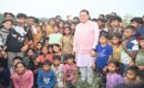 मुख्यमंत्री पुष्कर सिंह धामी को अपने बीच पाकर बच्चे हुए उत्साहित, जमकर खिंचवाईं तस्वीरें