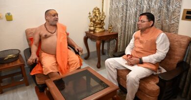 सीएम धामी ने जगतगुरु आश्रम पहुंचकर जगद्गुरु शंकराचार्य स्वामी राजराजेश्वराश्रम महाराज से की भेंट