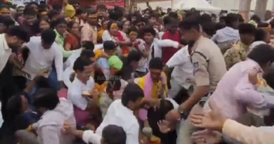 उज्जैन में महाकाल मंदिर परिसर स्थित नागचंद्रेश्वर मंदिर में भगदड़ में कई श्रद्धालु घायल उज्जैन में महाकाल मंदिर परिसर स्थित नागचंद्रेश्वर मंदिर में भगदड़ में कई श्रद्धालु घायल