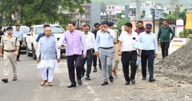 सीएम धामी ने नंदा की चौकी पुल के एप्रोच रोड के पुनर्निर्माण कार्य का किया निरीक्षण सीएम धामी ने नंदा की चौकी पुल के एप्रोच रोड के पुनर्निर्माण कार्य का किया निरीक्षण