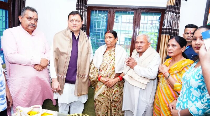 स्वतंत्रता दिवस की पूर्व संध्या पर बलिदानी अमित अंथवाल के घर पहुंचे सीएम धामी