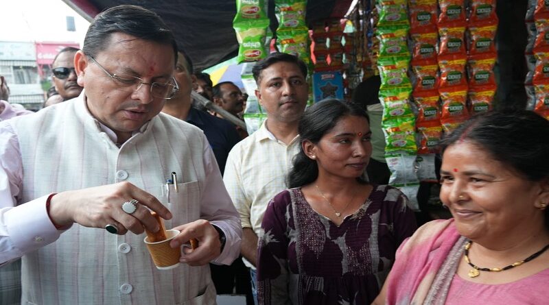 सीएम धामी की सादगी ने दिया ‘लोकल फॉर वोकल’ का संदेश, मेलाघाट रोड पर पैदल चलकर मिलन डेरी में पी चाय
